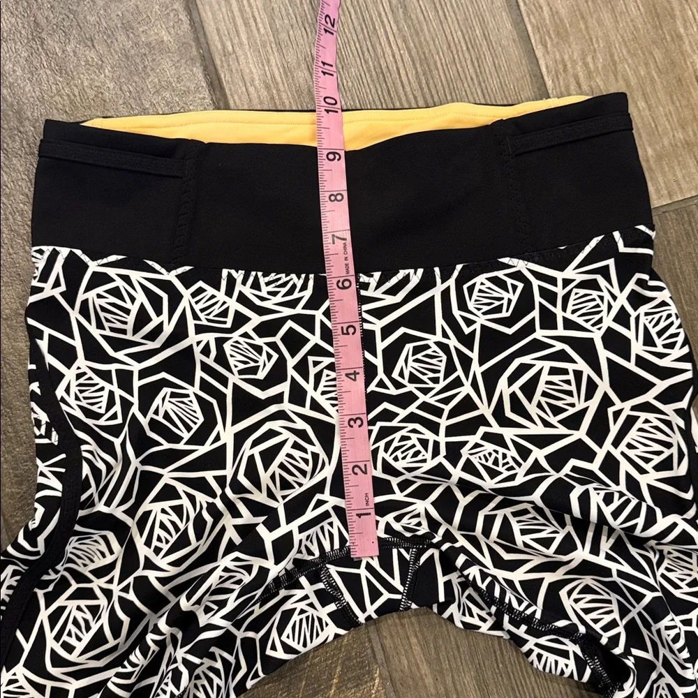 Lululemon Real Quick Crop Luxtreme Mesh Running Leggings Sz. 6 Posey Black White